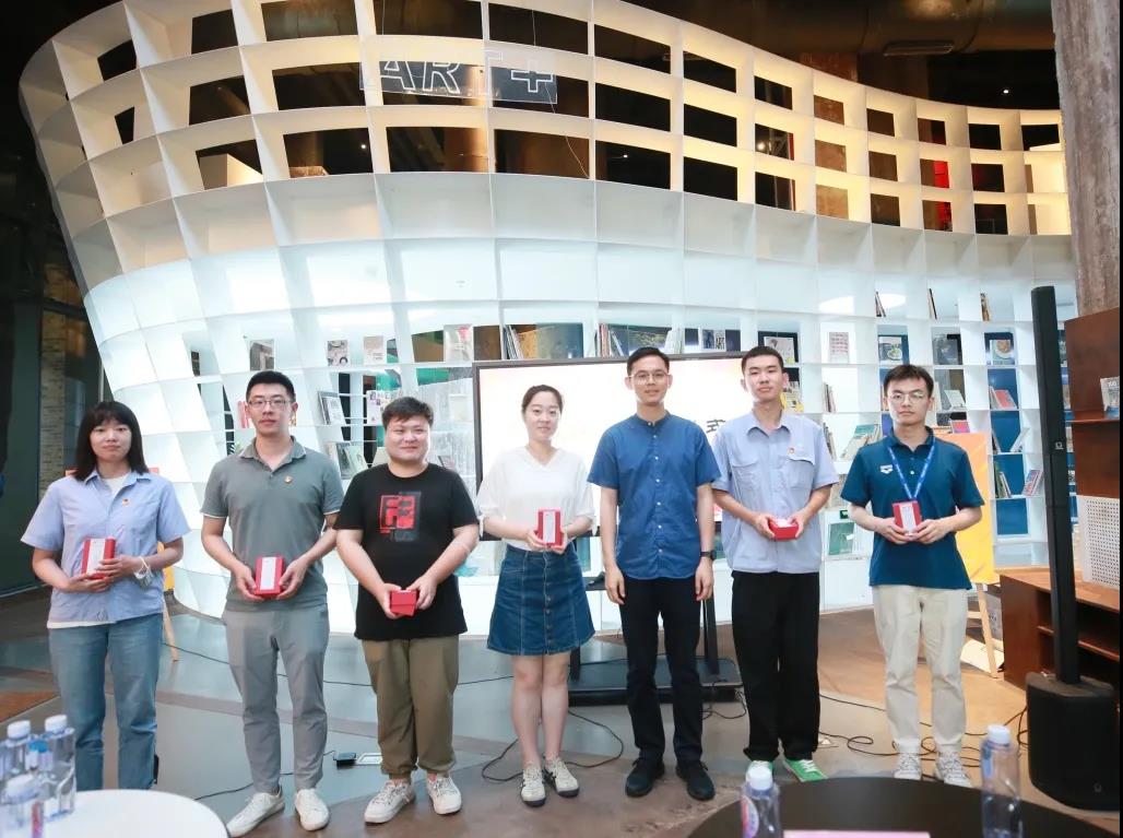 周小飛頒發優秀獎